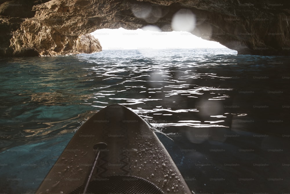 Paddle dans la grotte. Kayak et spéléologie en même temps.