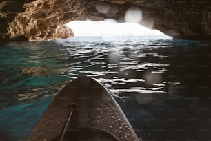 Paddleboarding en la cueva. Kayak y espeleología al mismo tiempo.