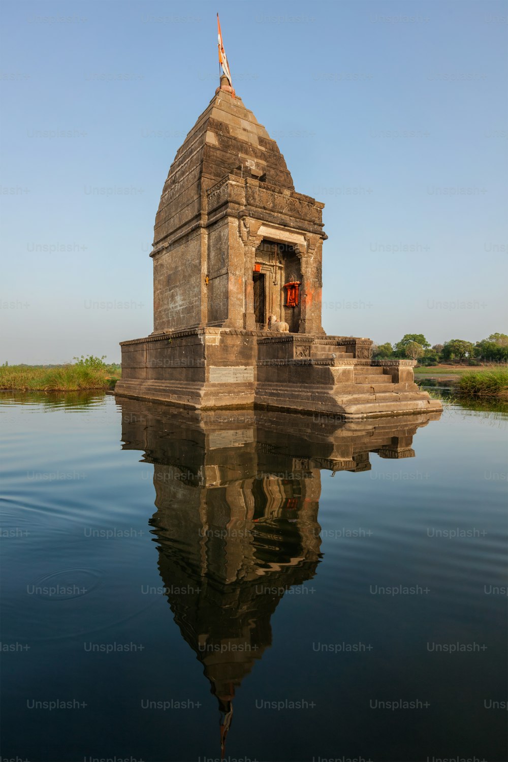 Templo de Baneswar (pequeño templo hindú dedicado a Shiva) en medio del sagrado río Narmada, Maheshwar, estado de Madhya Pradesh, India