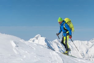 Ski de fond homme seul vers la montagne.