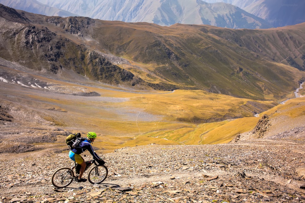 Ciclista de montanha está viajando nas terras altas da região de Tusheti, Geórgia