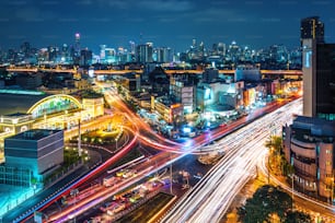 Paisaje urbano de Bangkok y tráfico nocturno en Tailandia.