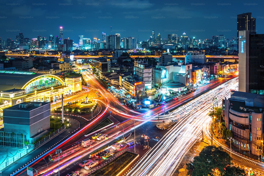 Paisagem urbana de Bangkok e tráfego à noite na Tailândia.