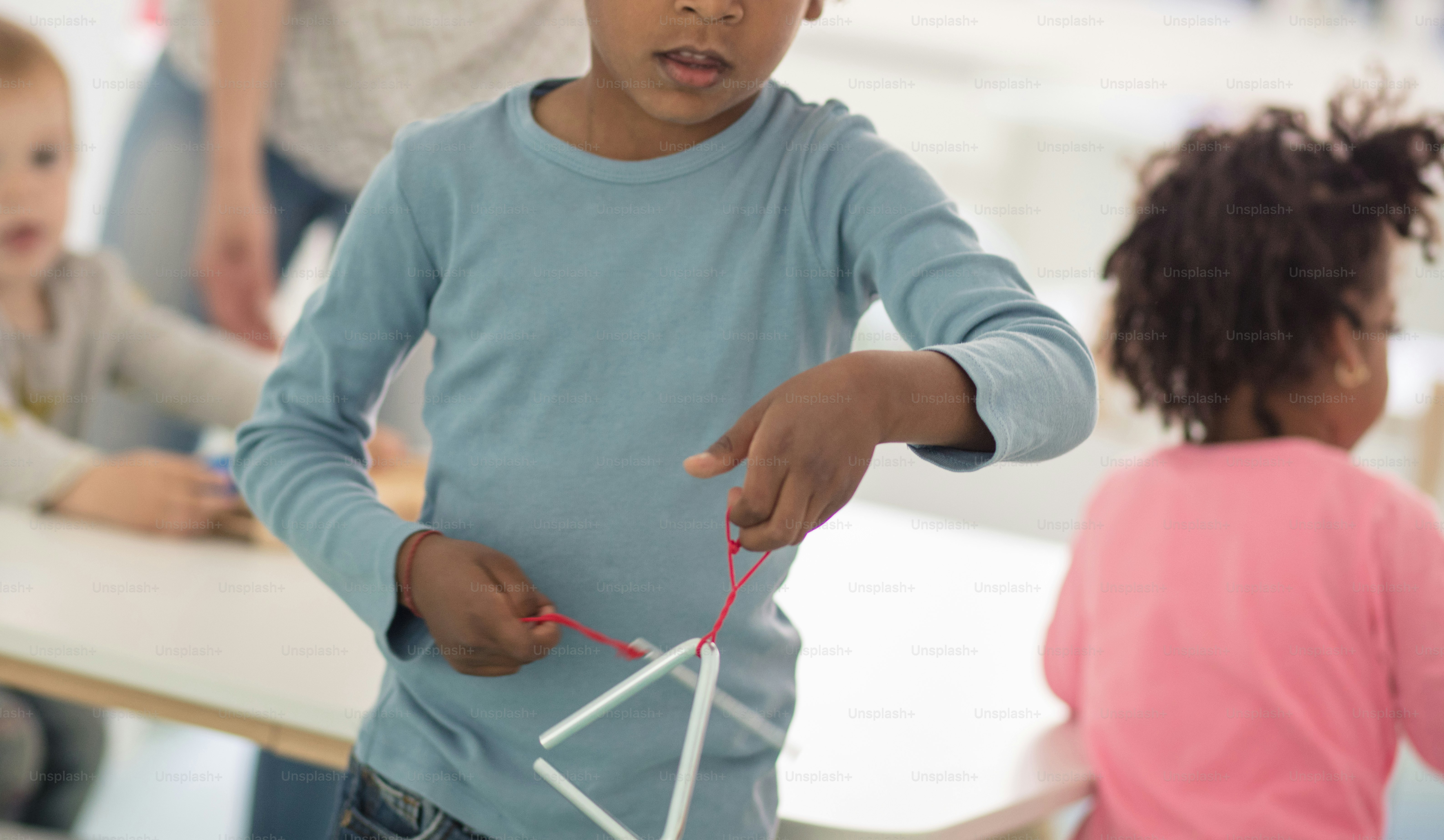 Faire de la musique. Enfant à l’école maternelle.