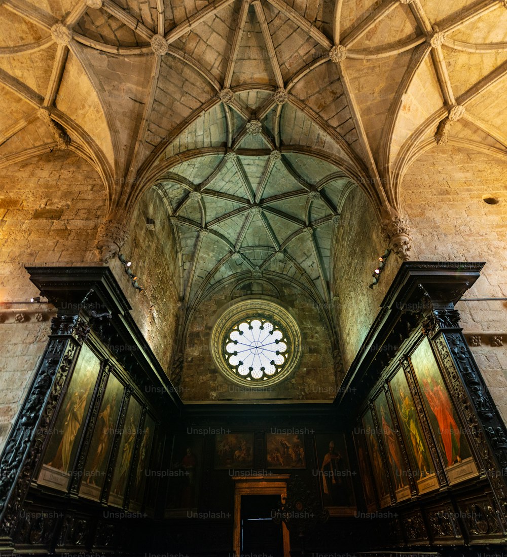 ポルトガルのリスボンにあるジェロニモス修道院 (1469-1521) の教会の主礼拝堂の聖歌隊席の上のバラ窓とアーチ。