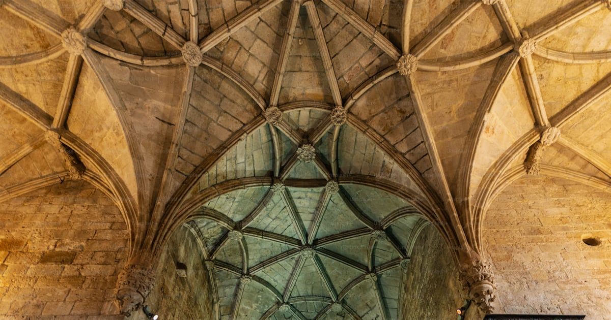 Foto zum Thema Rosette und Bögen über dem Chor der Hauptkapelle der