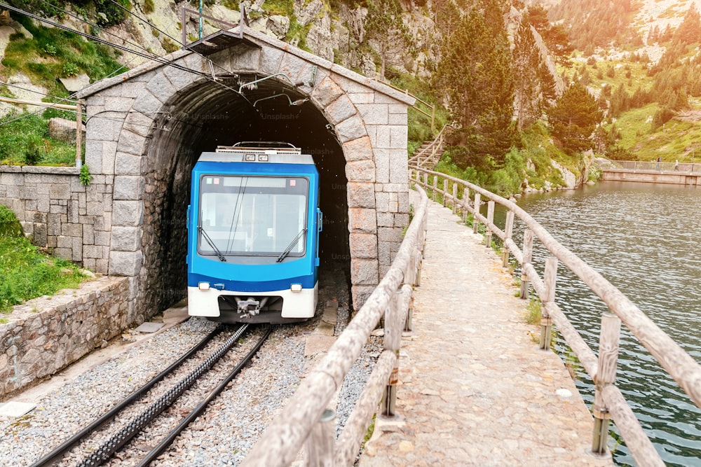 O trem deixa o túnel nas montanhas