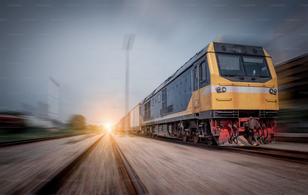 Il treno con le scatole di carico del contenitore alle merci di distribuzione logistica del trasporto della stazione ferroviaria è il concetto di business del trasporto del settore del trasporto.