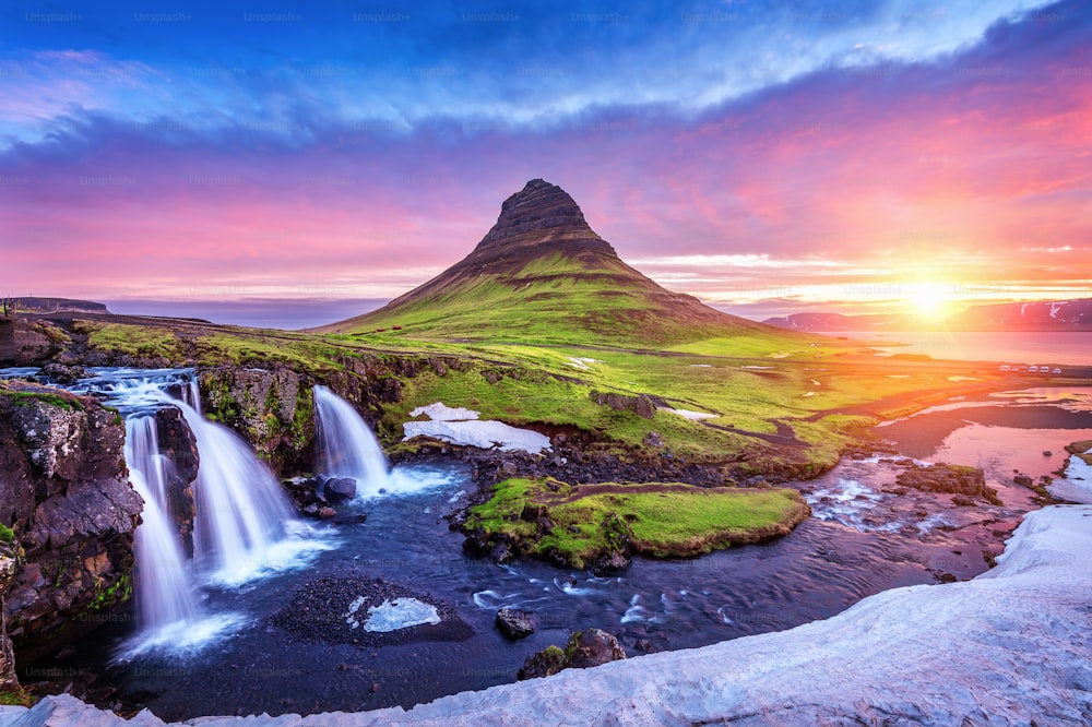 Kirkjufell ao nascer do sol na Islândia. Bela paisagem e nascer do sol.