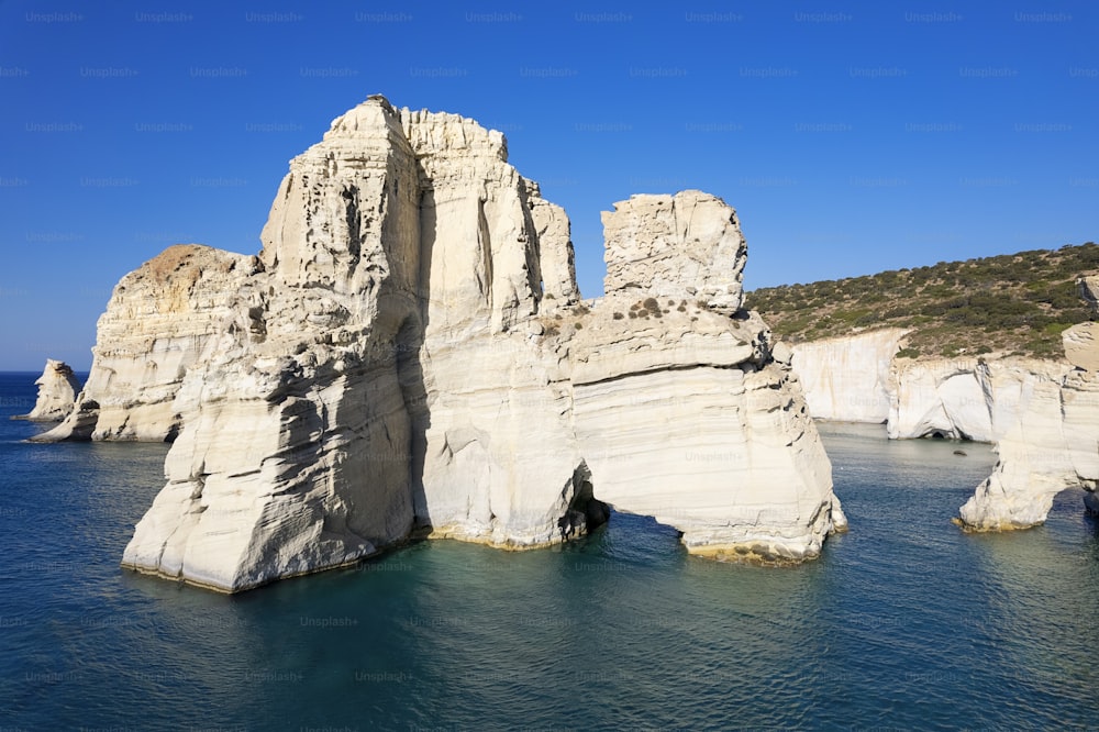 クレフティコ ビーチの有名な岩の空中ビュー、ミロス島、ギリシャ
