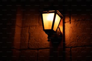 Lanterna vintage à noite. Lanterna velha na rua da cidade