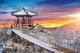 夕暮れ時のヤクサーム寺院、冬の錦茂山山脈、韓国の有名な山々。