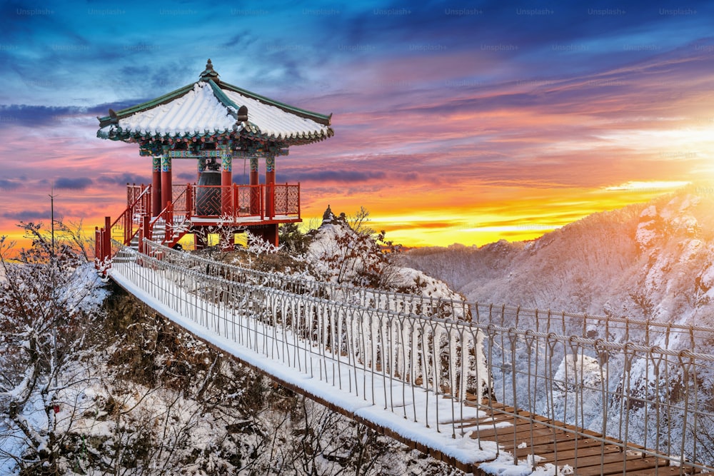 YakSaam Tempel bei Sonnenuntergang, Geumosan Berge im Winter, Berühmte Berge in Südkorea.