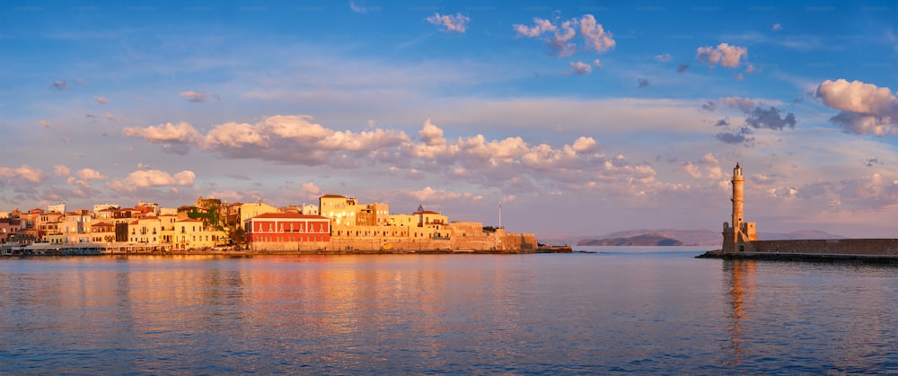 Chania의 그림 같은 옛 항구의 파노라마는 일출에 아침에 크레타 섬의 랜드 마크와 관광지 중 하나입니다. 카니아, 크레타, 그리스