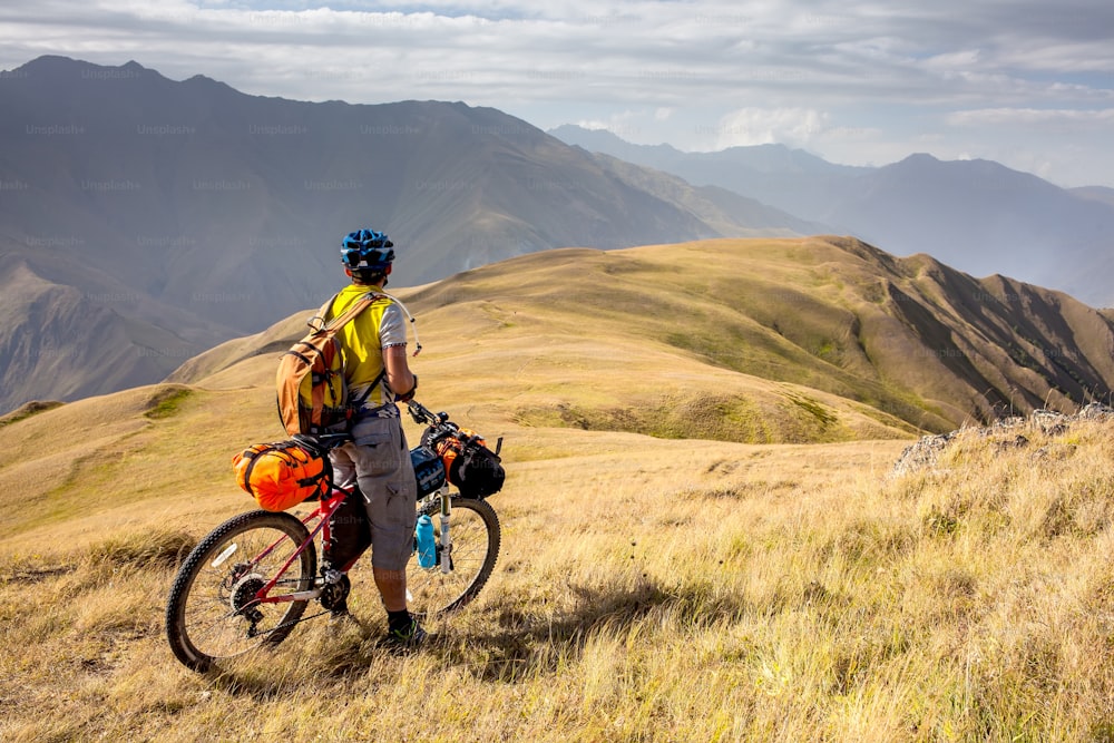 Ciclista de montanha está viajando nas terras altas da região de Tusheti, Geórgia