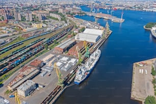 Vue sur le port de la ville, avec une multitude de grues marines, l’infrastructure ferroviaire, les cargos