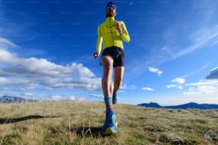 Corredor de montaña en un prado entrena para un maratón