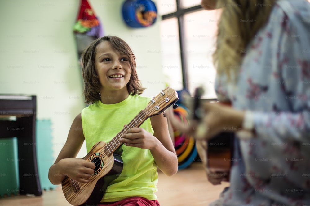 Keep your fingers on the guitar. Children in preschool.