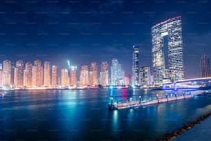 Numerosi hotel ed edifici residenziali e centri commerciali per uffici in riva al mare a Dubai, Emirati Arabi Uniti. Il concetto di prezzi immobiliari e turismo