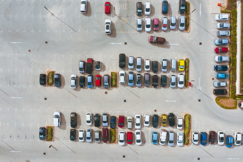 上空からの航空写真 - 市内の住宅街の駐車場
