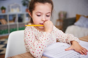 Fille concentrée faisant ses devoirs à la maison