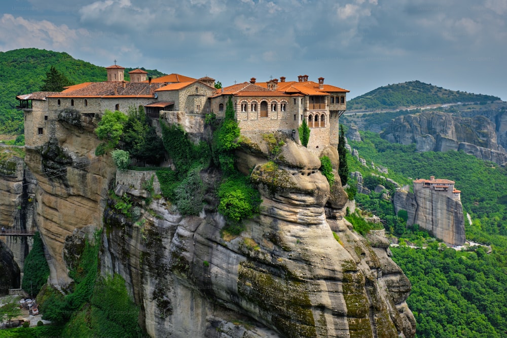 Kloster von Varlaam Kloster und Kloster von Rousanou im berühmten griechischen Touristenziel Meteora in Griechenland mit malerischer Landschaft
