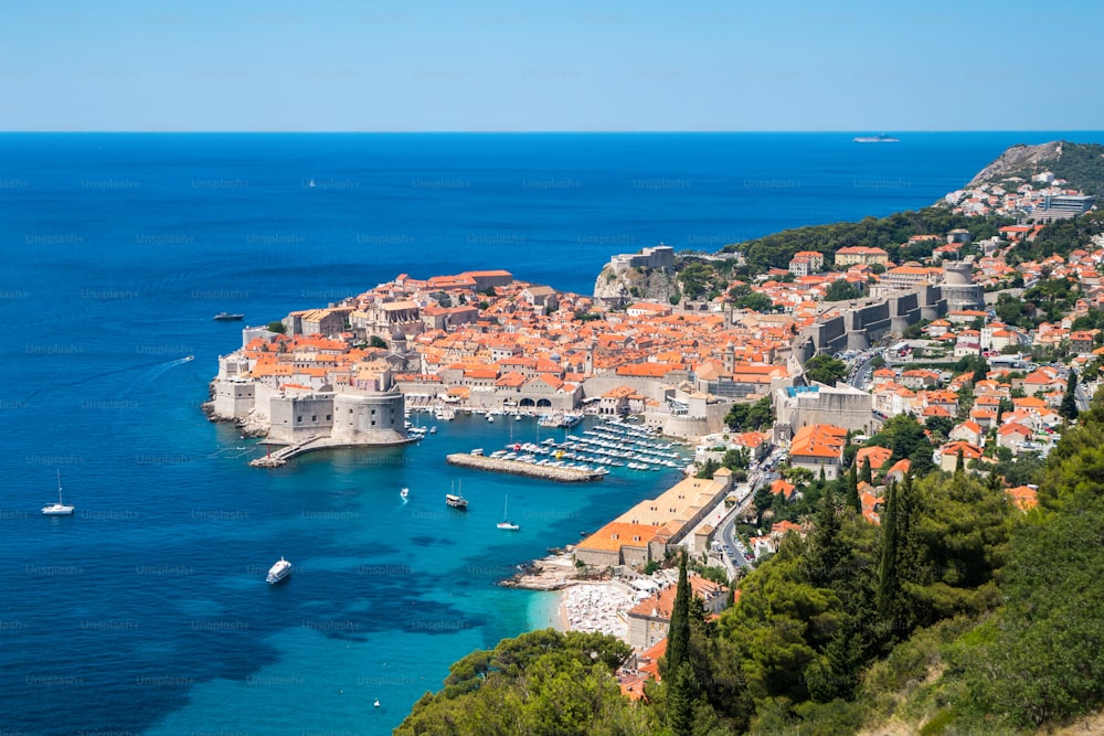 Casco antiguo de Dubrovnik en la costa del mar Adriático, Dalmacia, Croacia - Destacado destino turístico de Croacia. El casco antiguo de Dubrovnik fue declarado Patrimonio de la Humanidad por la UNESCO en 1979.