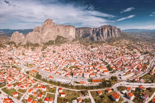 Veduta aerea panoramica della città di Kalabaka vicino ai famosi monasteri sulle cime dei pilastri di pietra a Meteora. Il concetto di ricettività turistica e immobiliare in Grecia.