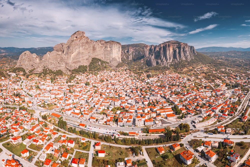 Vista aérea panorámica de la ciudad de Kalabaka cerca de los famosos monasterios en la parte superior de los pilares de piedra en Meteora. El concepto de alojamiento turístico e inmobiliario en Grecia.