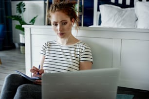 Mujer enfocada en el trabajo en computadora