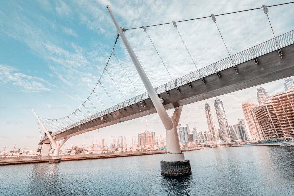 Il ponte pedonale sul canale d'acqua di Dubai come capolavoro di ingegneria e design pensato. Luoghi d'interesse e destinazioni degli Emirati Arabi Uniti