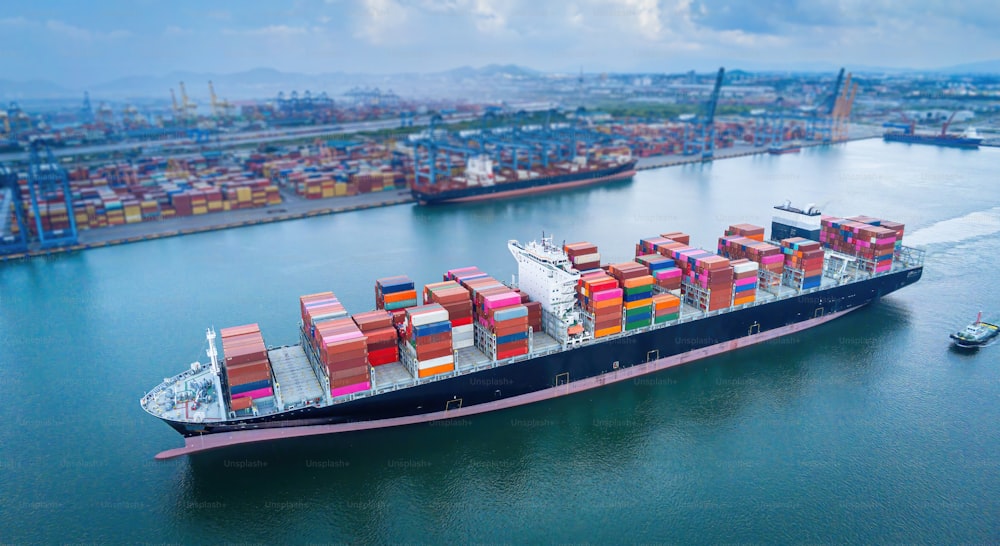 Luftbild-Top-View-Container Schiff Frachtgeschäft kommerzielle Handelslogistik und Transport von internationalen Import Export per Container-Frieght Frachtschiff im offenen Seehafen.