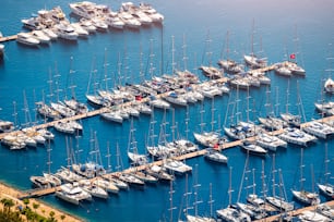 Veduta aerea del lussuoso porto turistico con costosi yacht parcheggiati e barche da crociera. Vacanze al mare sulla costa e l'architettura dei porti.