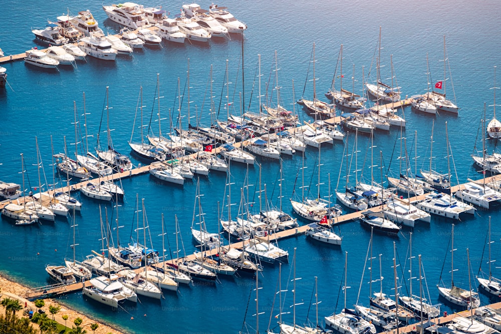 Vista aérea do luxuoso porto da marina com caros iates estacionados e barcos de cruzeiro. Férias à beira-mar na costa e a arquitetura dos portos.