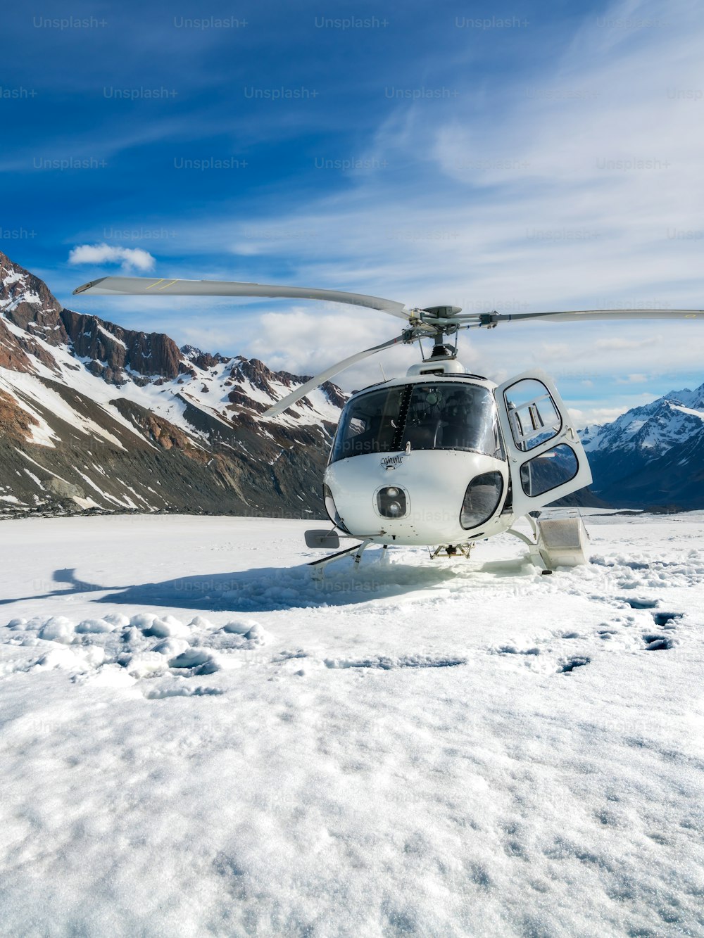 Hubschrauberlandung auf dem Schneeberg im Tasman-Gletscher in Mt Cook, Neuseeland. Der Hubschrauberdienst in Mt Cook bietet Rundflüge, Gletscherlandungen und Notfallrettung an.