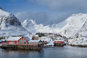 Pueblo pesquero tradicional A en las islas Lofoten, Noruega, con casas rorbu rojas. Con nieve en invierno