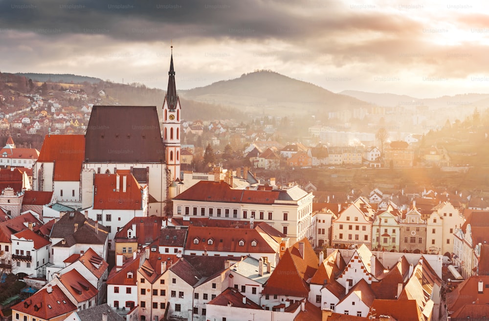 2017年12月、チェコ共和国、チェスキー・クルムロフ:中世ヨーロッパの町の家、城、教会の塔からの日没時の美しい空中パノラマビュー