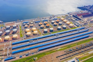Enorme porto com tanques de petróleo para armazenar combustível líquido na costa do mar