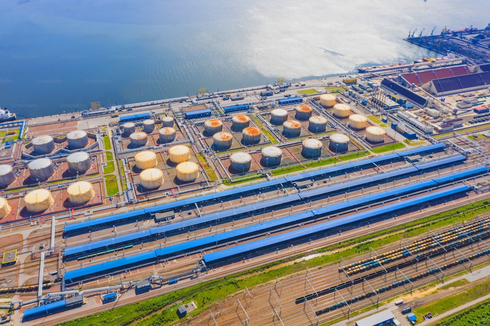 Enorme porto com tanques de petróleo para armazenar combustível líquido na costa do mar