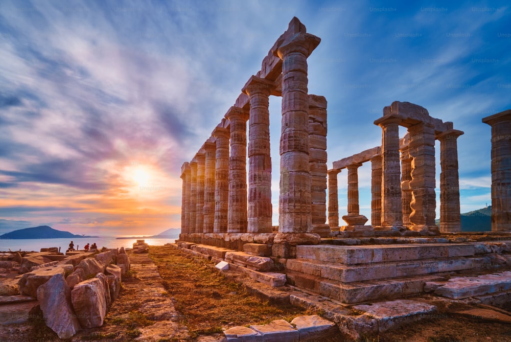 ギリシャ、スーニオ岬。夕暮れ時のギリシャ神話の海の神ポセイドンの古代神殿の遺跡。夕暮れ時の寺院遺跡のショット。アッティカの観光名所、スニオン、ギリシャ