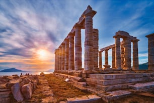 Grecia Cabo Sounio. Ruinas de un antiguo templo de Poseidón, dios griego del mar, al atardecer. Toma de las ruinas del templo al atardecer. Punto de referencia turístico de Ática, Sunión, Grecia