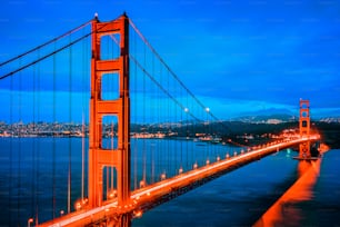 有名なゴールデンゲートブリッジ、夜のサンフランシスコ、アメリカ