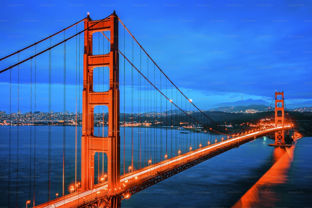 有名なゴールデンゲートブリッジ、夜のサンフランシスコ、アメリカ