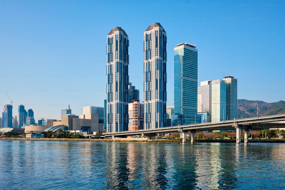 Arranha-céus da cidade de Busan e Ponte de Gwangan, Coreia do Sul