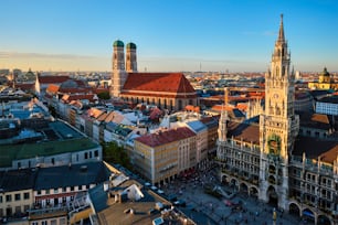 Vista aérea de Múnich - Marienplatz, Neues Rathaus y Frauenkirche desde la iglesia de San Pedro al atardecer. Múnich, Alemania