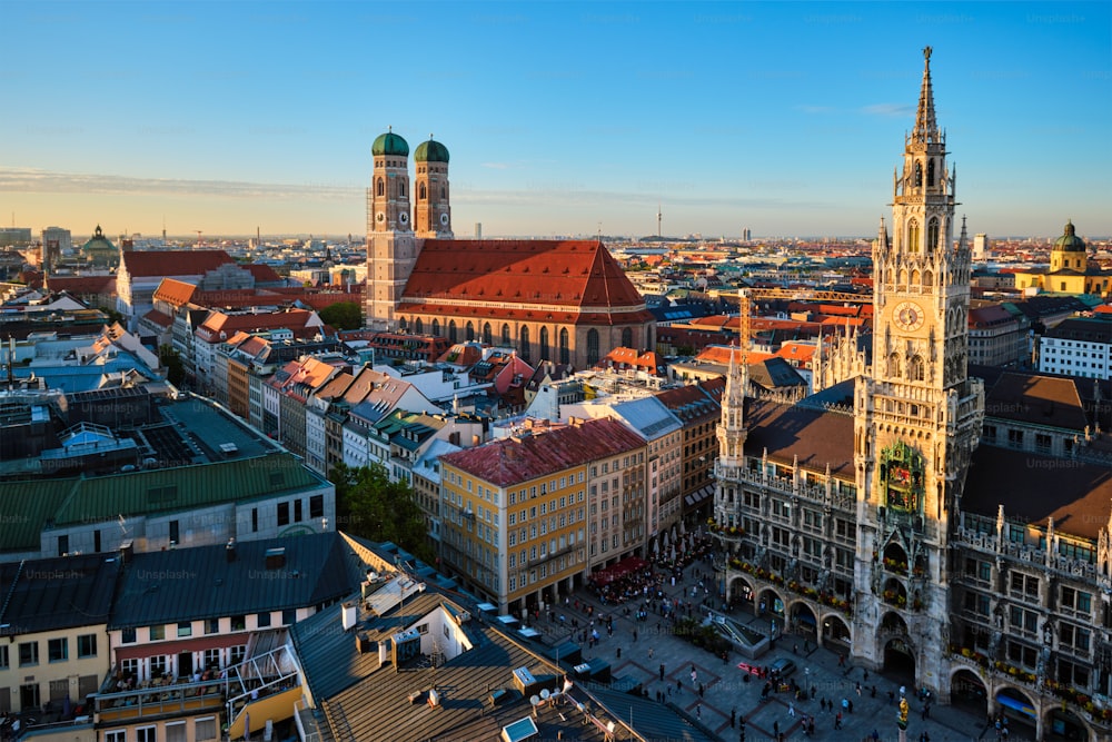 Vista aérea de Munique - Marienplatz, Neues Rathaus e Frauenkirche da igreja de São Pedro ao pôr do sol. Munique, Alemanha