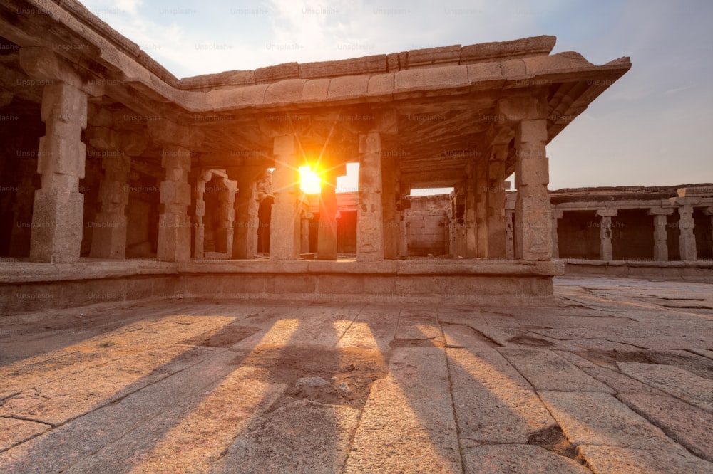 Porche à piliers dans le temple de Krishna au coucher du soleil. Hampi, Karnataka, Inde