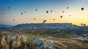 トルコのカッパドキア上空を飛ぶ色とりどりの熱気球。