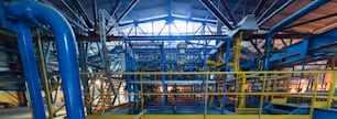 Moderne Betriebsanlagenausrüstung Panel mit Rohren Schwerindustrie Maschinen Metallbearbeitung Werkstattkonzept horizontales Bild.