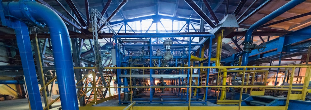 Panel de equipo de planta operativa moderna con tuberías, maquinaria de la industria pesada, concepto de taller de metalurgia, imagen horizontal.